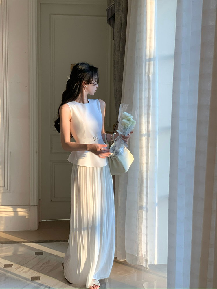 白コーデ 優美ペプラムノースリーブブラウス