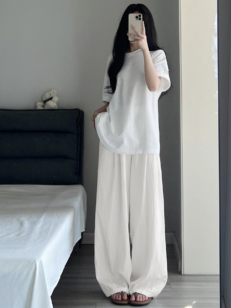 白コーデ ゆったりワイドシルエットパンツ