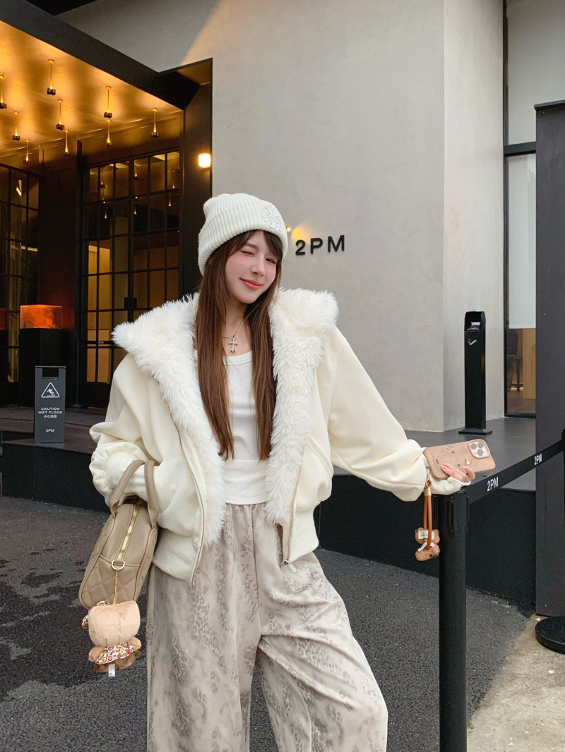 https://fulmo-img-server.com/whiteclass/49463ce3-3d0c-44f3-9ae2-08322108899c.jpg