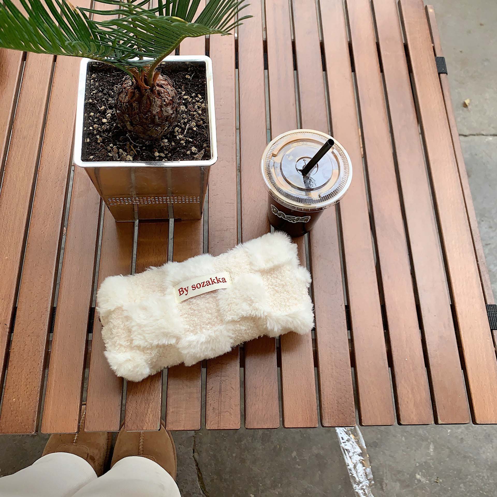 白コーデ もこもこ白トートバッグ ふわふわ素材 ショルダー対応