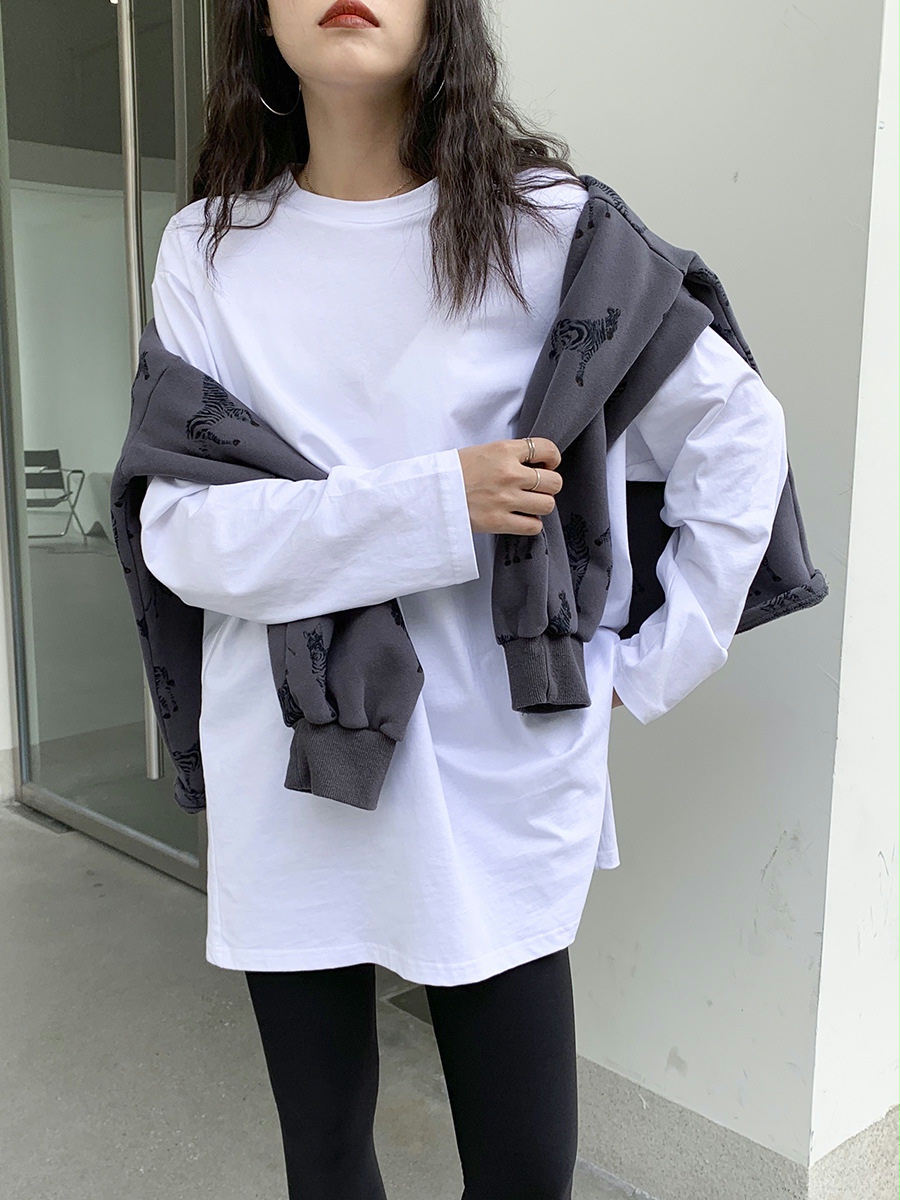 白コーデ ゆったりシルエット長袖チュニック