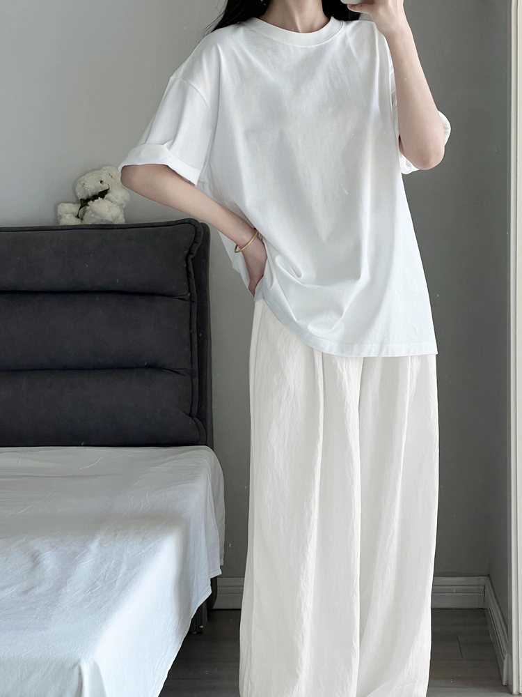 白コーデ ゆったりワイドシルエットパンツ