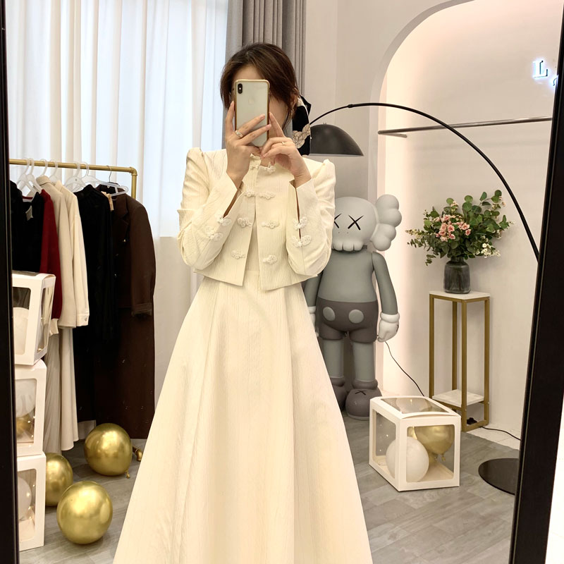 白コーデ 上品な縦リブニット素材のフレアロングスカート