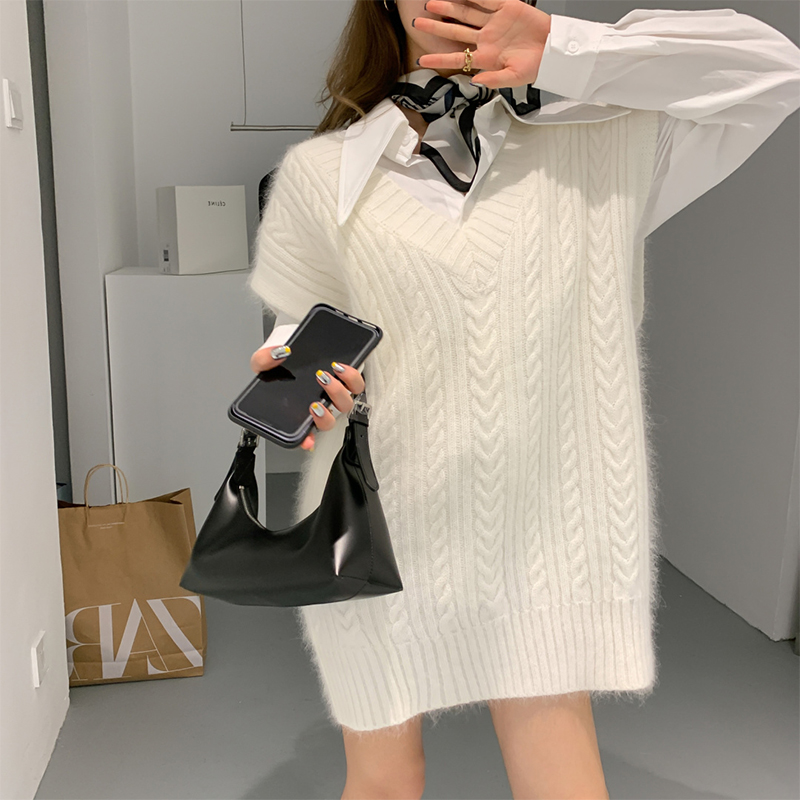 白コーデ ケーブル編みベストとシャツの重ね着風セット