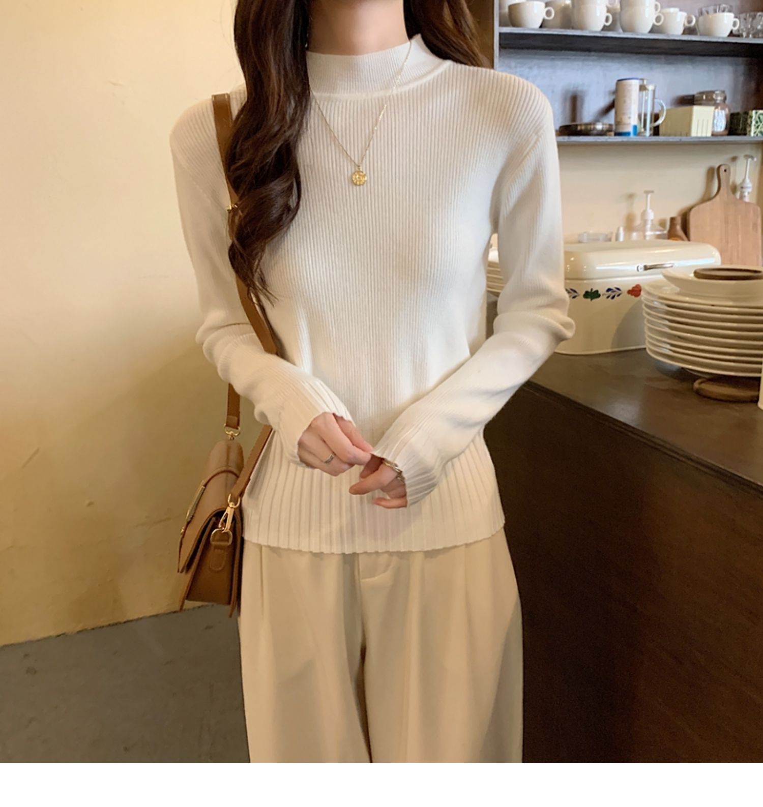 白コーデの万能アイテム!リブニット模様の優雅なハイネック長袖☝️