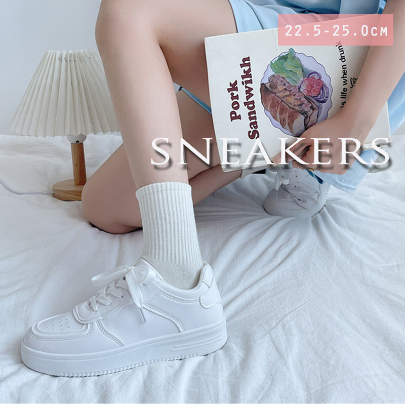 白コーデ 厚底白色運動靴 紐付きローカット脚長効果