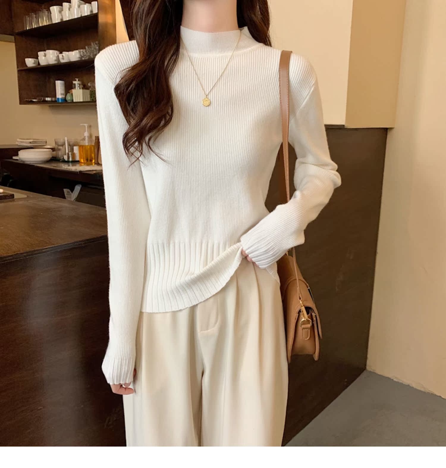 白コーデの万能アイテム!リブニット模様の優雅なハイネック長袖☝️