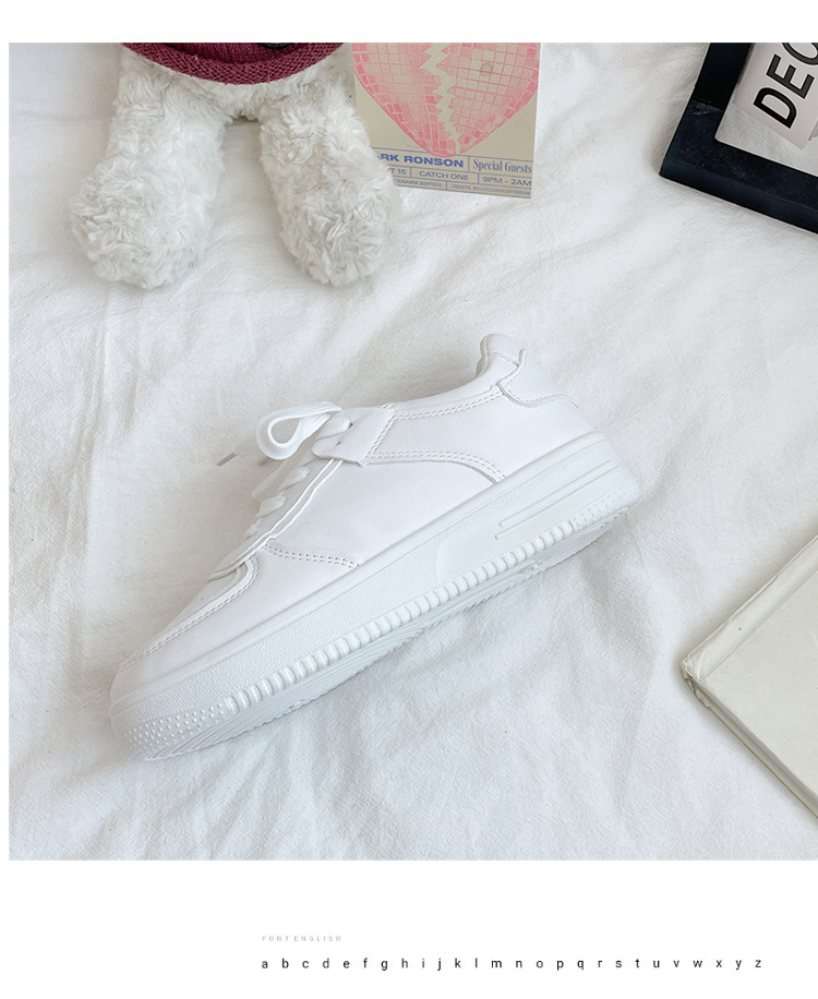白コーデ 厚底白色運動靴 紐付きローカット脚長効果