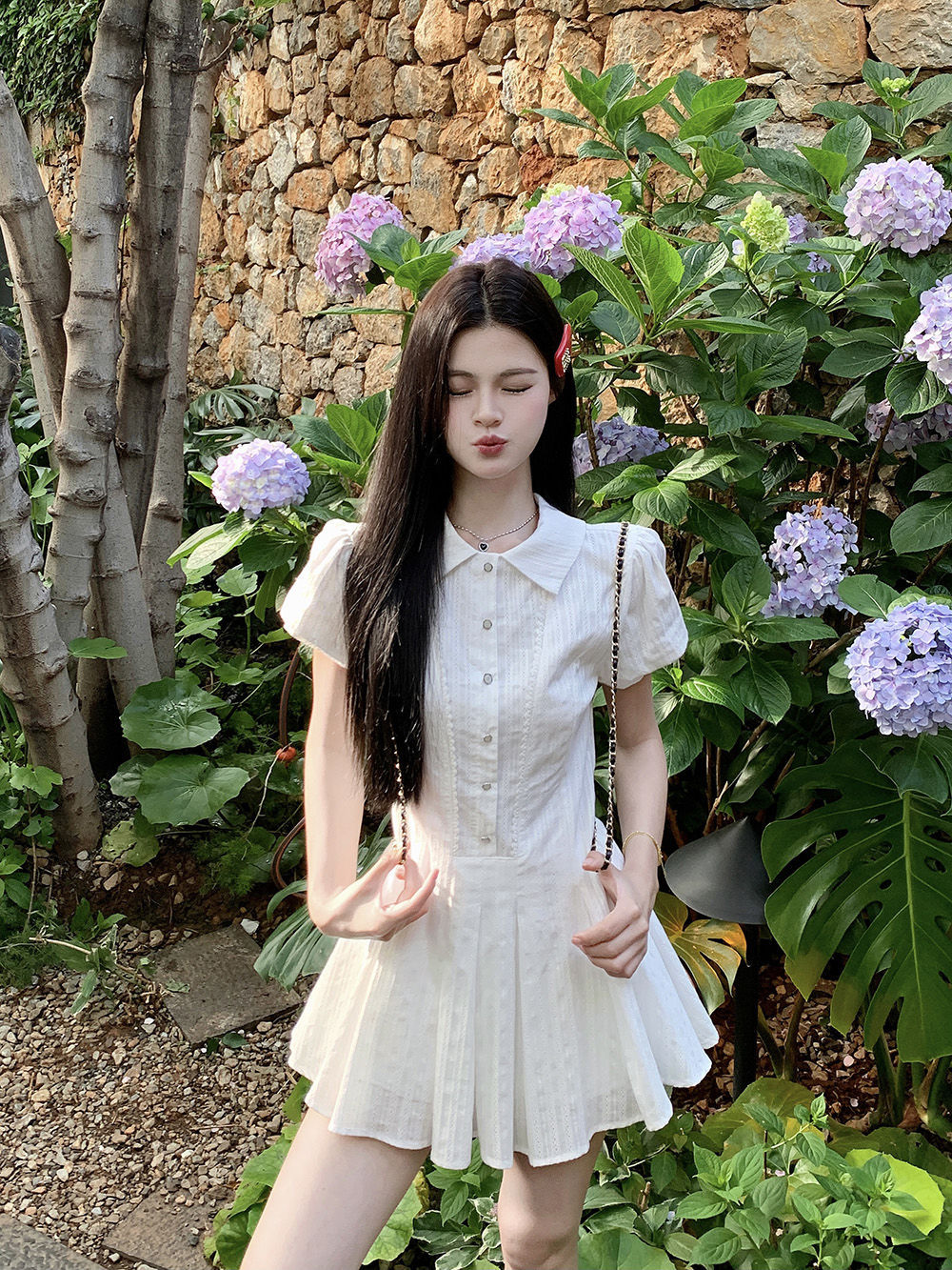 白コーデ 優美な襟付きプリーツワンピース