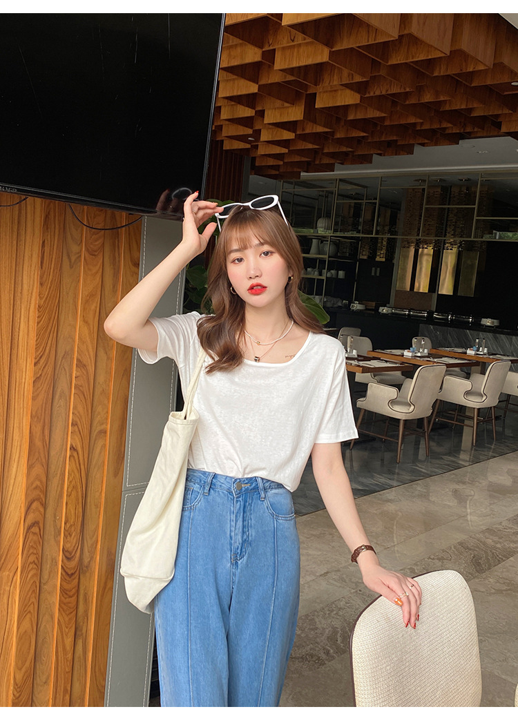 白コーデ 柔らか素材のゆるやかネックラインＴシャツ