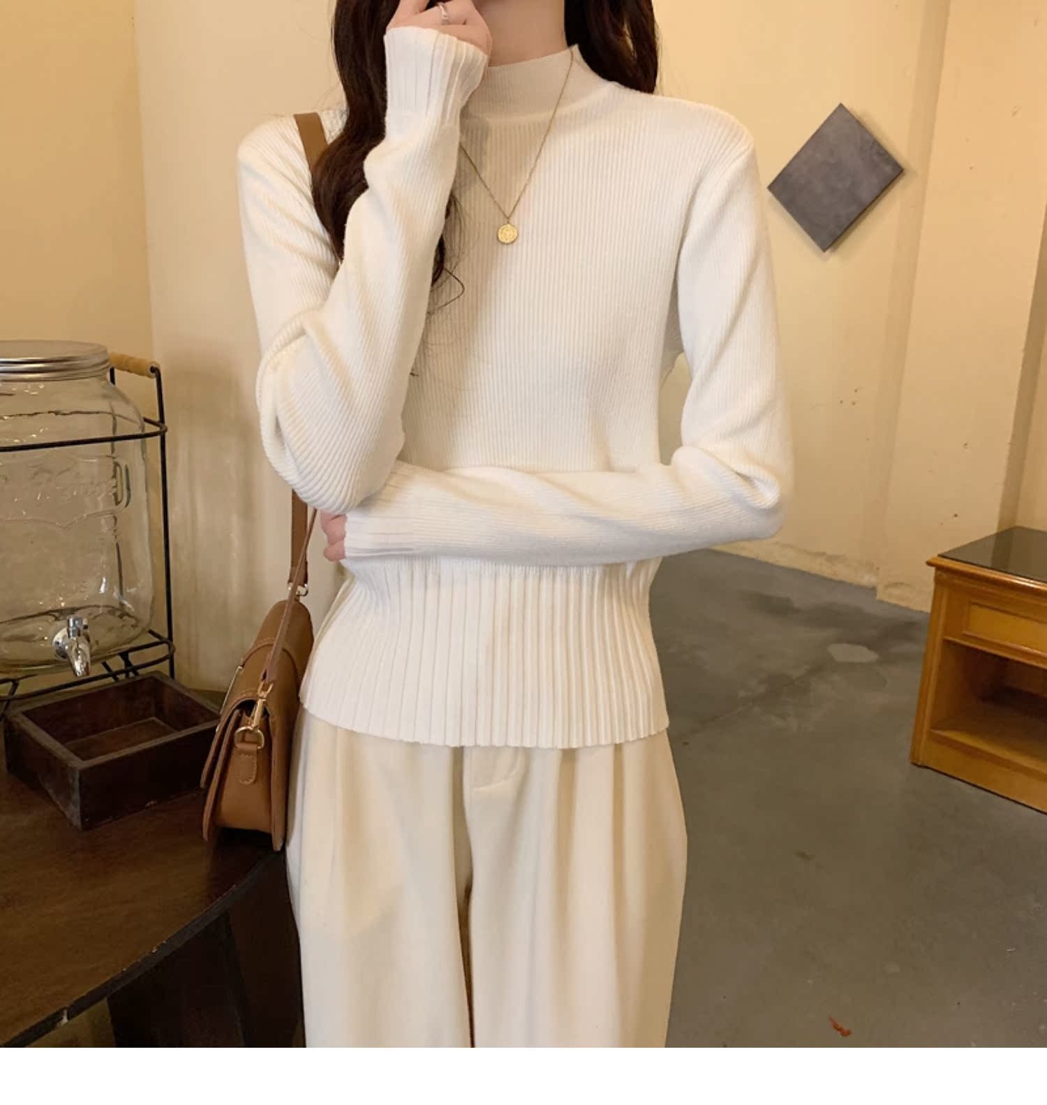 白コーデの万能アイテム!リブニット模様の優雅なハイネック長袖☝️