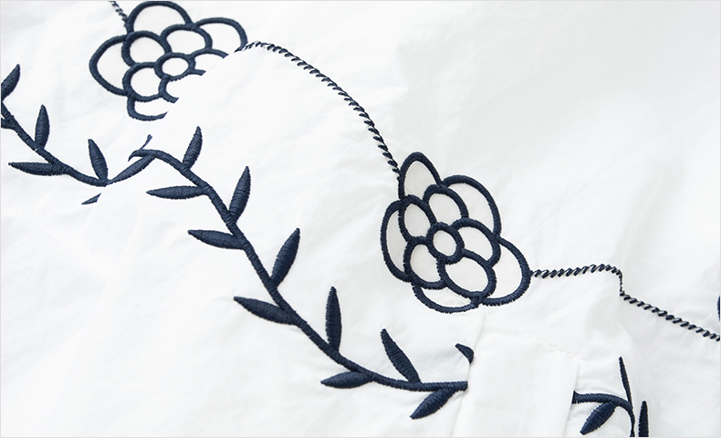白コーデ 花刺繍フードジップパーカー