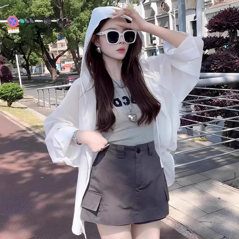 白コーデ 透明感シアーパーカー