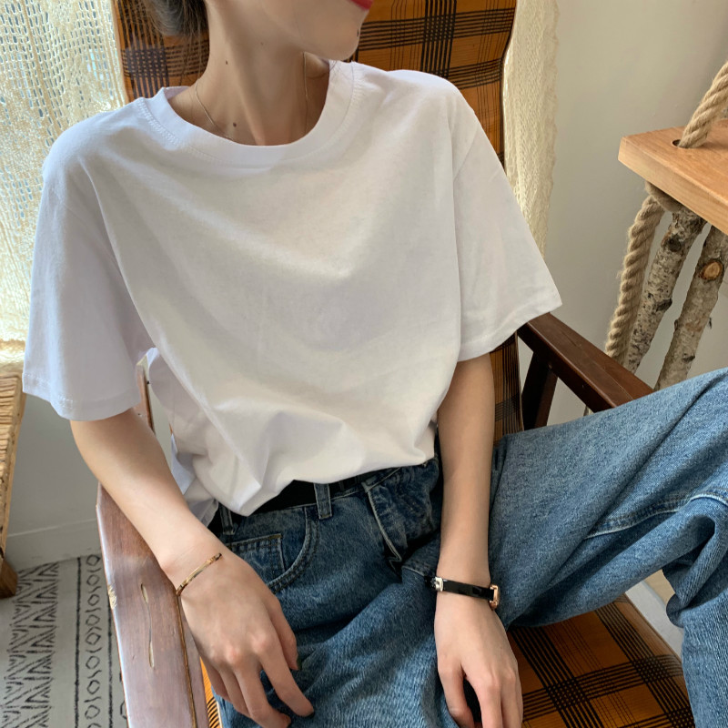 白コーデ なめらか肌触り ゆったりシルエット