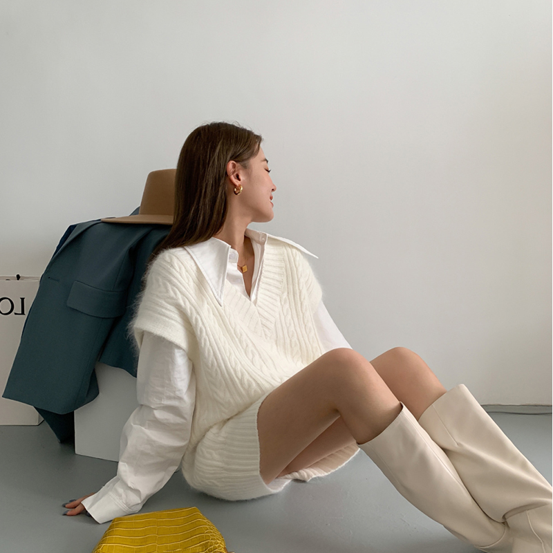 白コーデ ケーブル編みベストとシャツの重ね着風セット