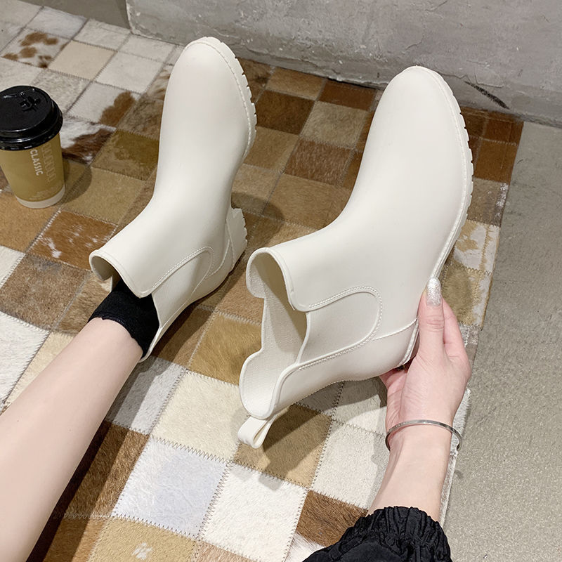 白コーデ ミニマル サイドゴア ショートブーツ👢