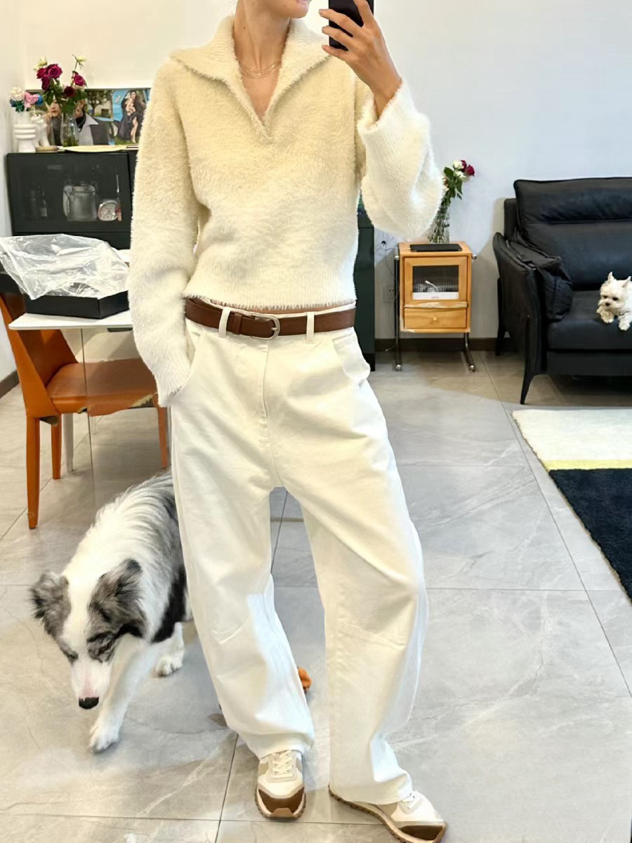 白コーデ ゆったりシルエットのワイドストレートパンツ