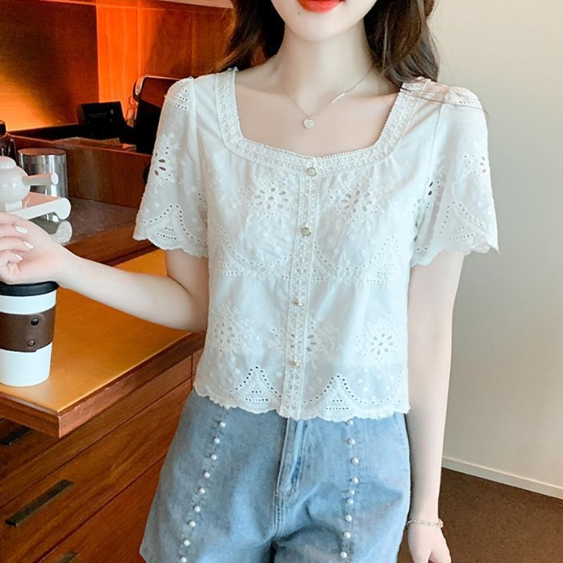 白コーデ 花刺繍スクエアネックブラウス
