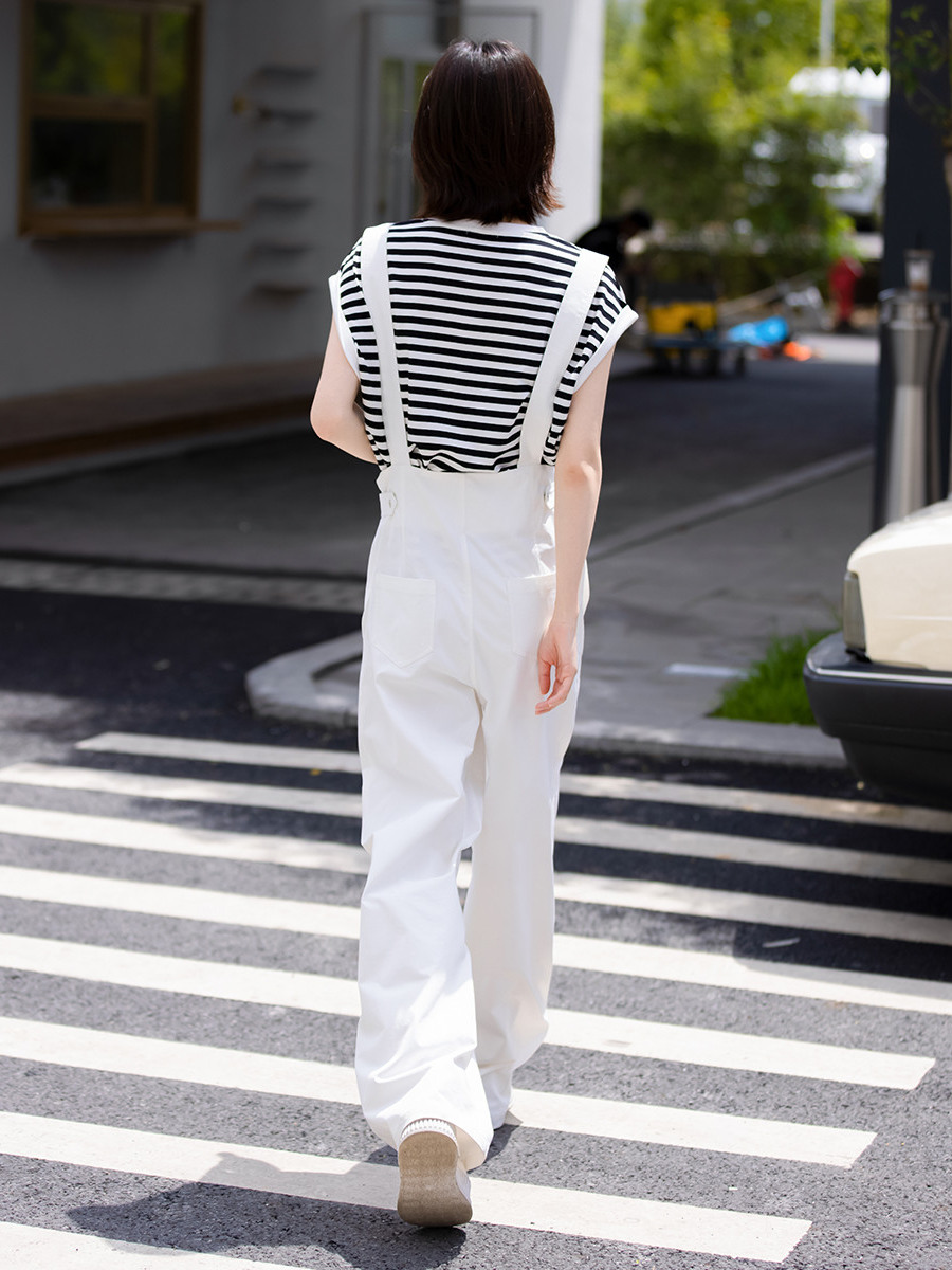 白コーデ ゆったりサスペンダーワイドパンツ