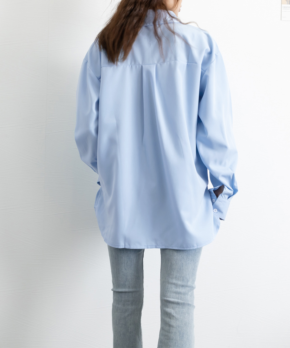 白コーデ ダブルジップ白シャツ 羽織りカーディガン