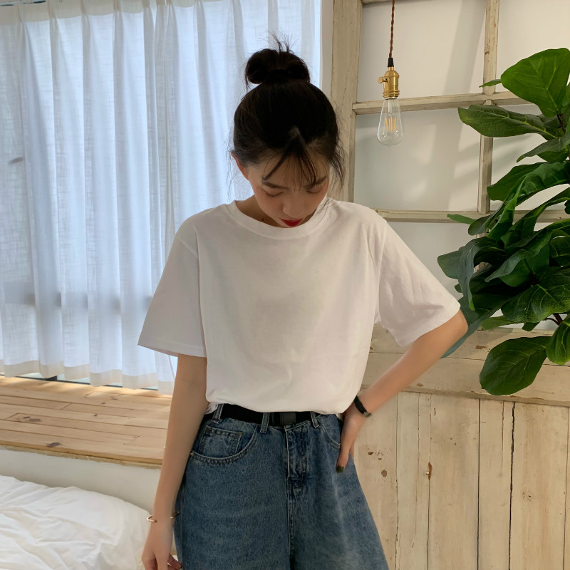 白コーデ なめらか肌触り ゆったりシルエット