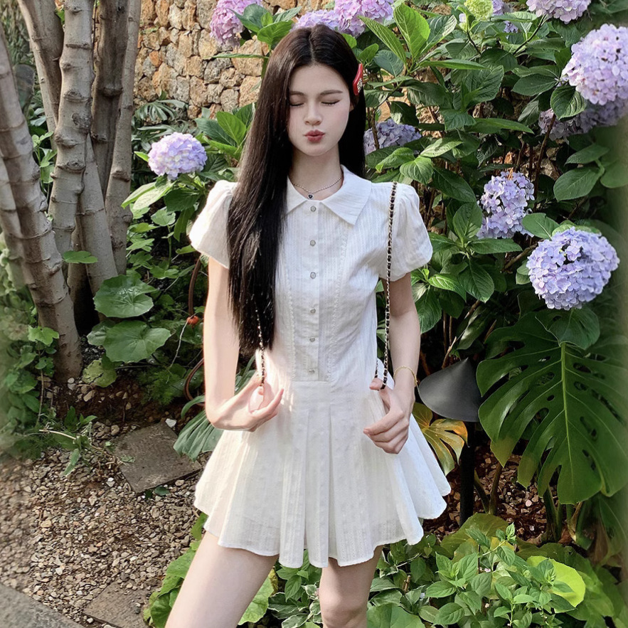 白コーデ 優美な襟付きプリーツワンピース
