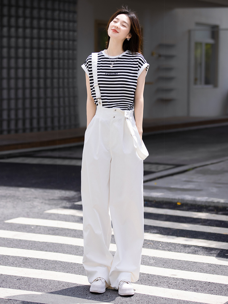 白コーデ ゆったりサスペンダーワイドパンツ