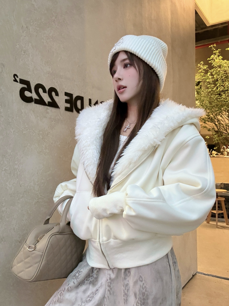 https://fulmo-img-server.com/whiteclass/a4ea72fa-edbf-4eca-9833-6d8ae0db8228.jpg