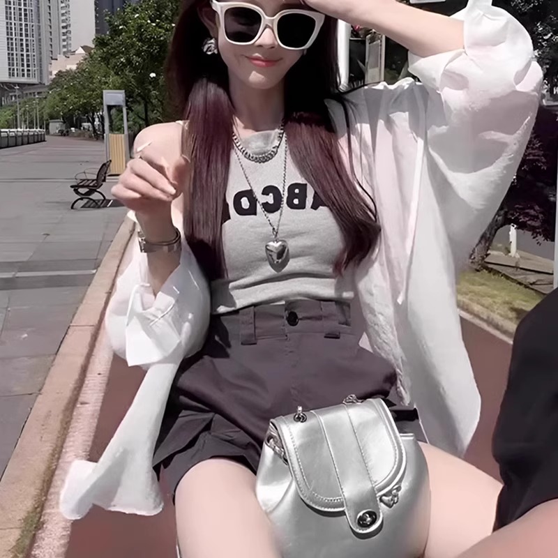 白コーデ 透明感シアーパーカー