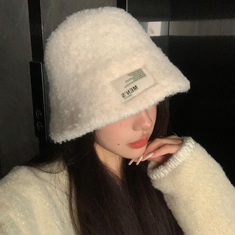 白コーデ ふわふわボア素材バケット帽子