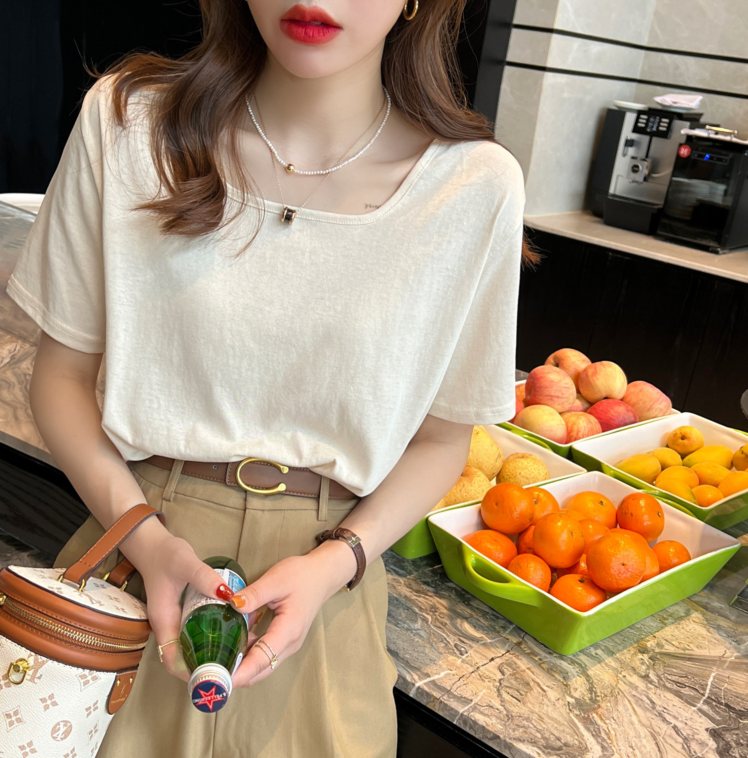 白コーデ 柔らか素材のゆるやかネックラインＴシャツ
