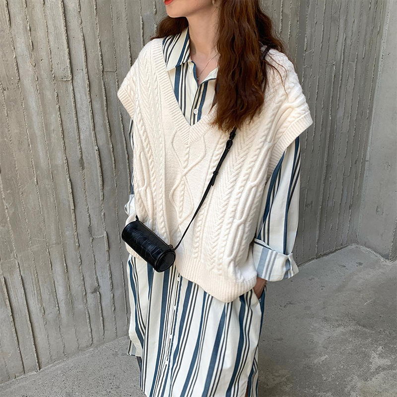 白コーデ ケーブル編み袖無しニットベスト
