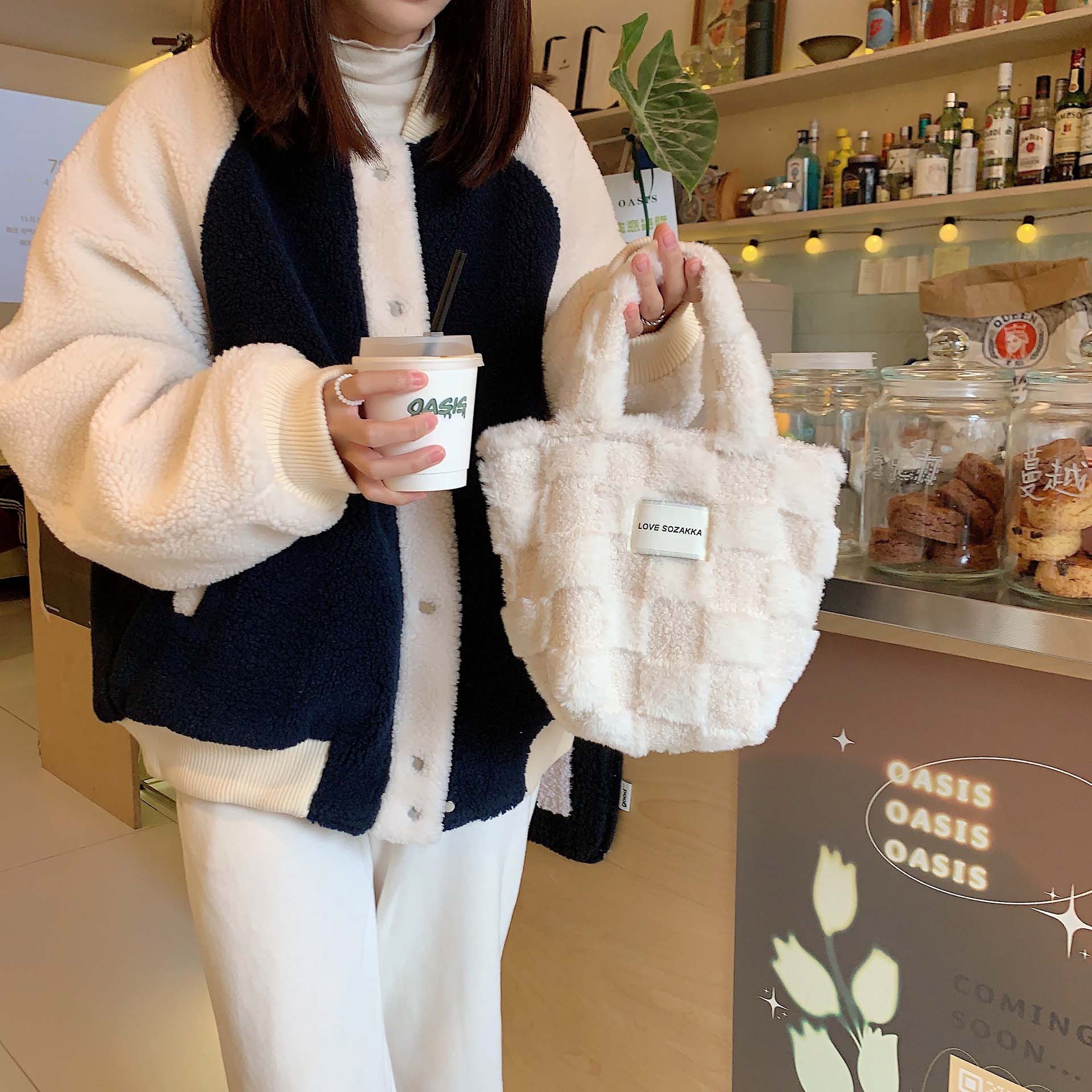 白コーデ もこもこ白トートバッグ ふわふわ素材 ショルダー対応