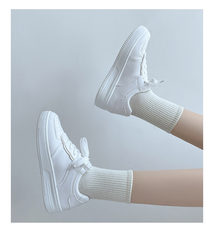 白コーデ 厚底白色運動靴 紐付きローカット脚長効果