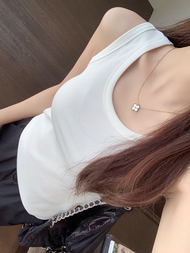 白コーデ すっきり美人肩タンクトップ