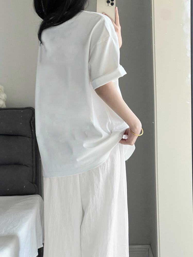 白コーデ ゆったりワイドシルエットパンツ