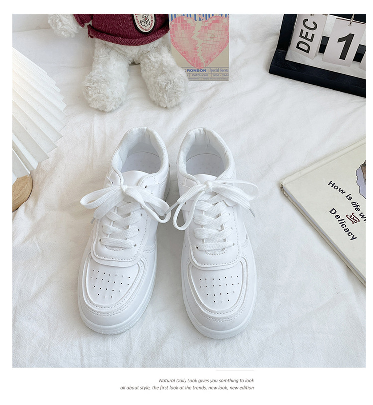 白コーデ 厚底白色運動靴 紐付きローカット脚長効果