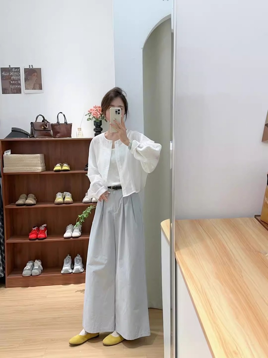 白コーデ ふんわり袖のノーカラーシャツ