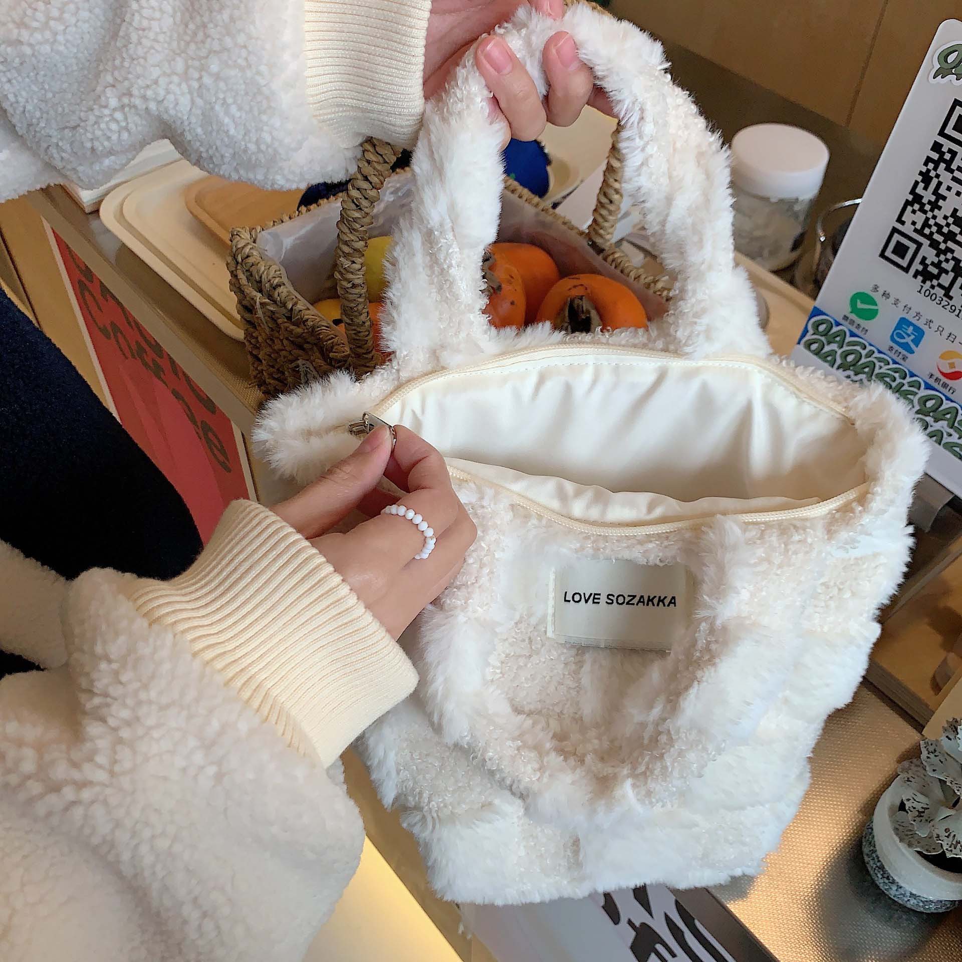 白コーデ もこもこ白トートバッグ ふわふわ素材 ショルダー対応