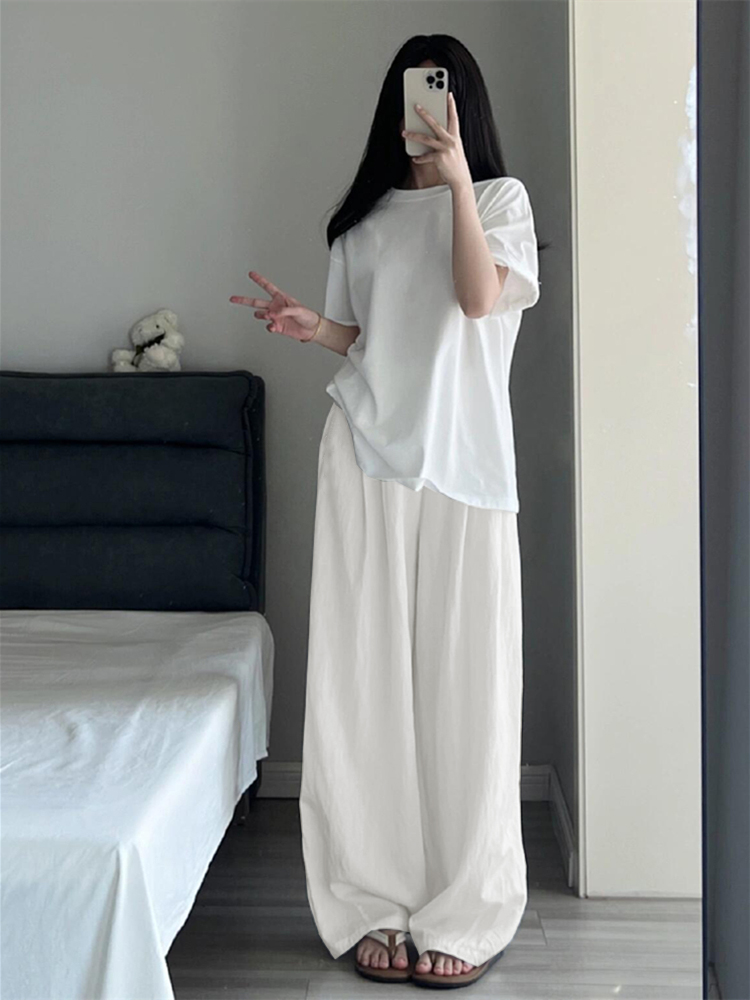 白コーデ ゆったりワイドシルエットパンツ