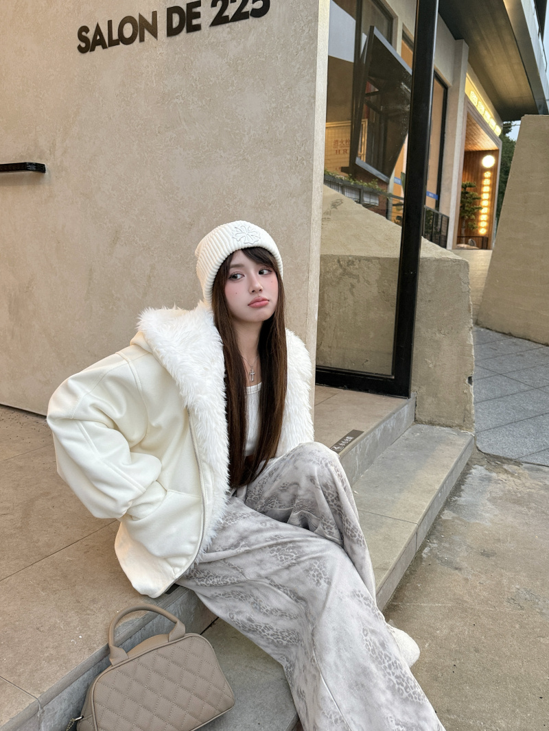 https://fulmo-img-server.com/whiteclass/ee309ff3-aea8-43e5-81dd-e022d4d8a82f.jpg