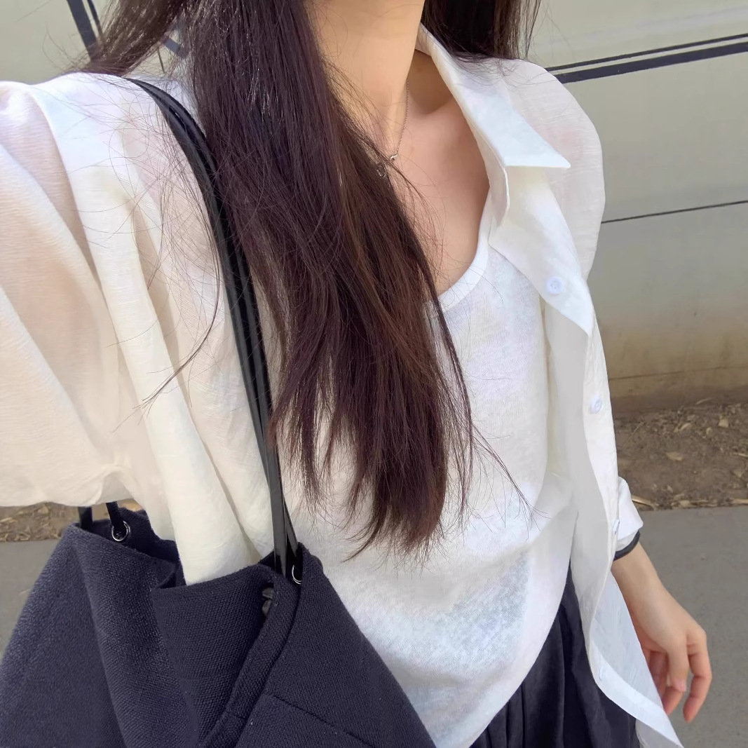 白コーデ 透け感シアーポケットシャツ