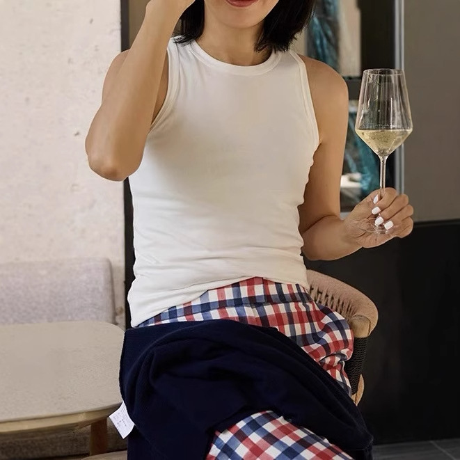 白コーデ なめらか肌触りタンクトップ