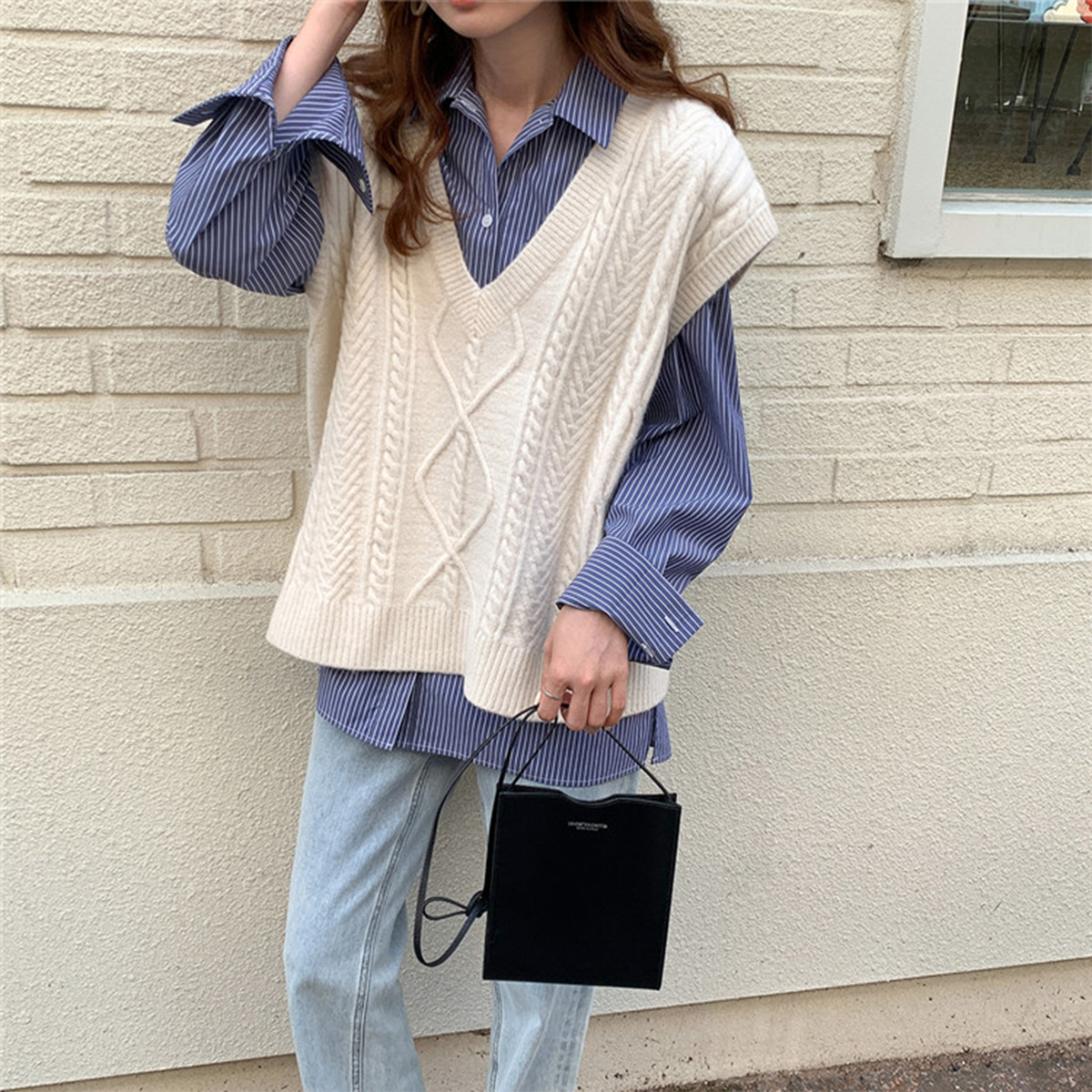 白コーデ ケーブル編み袖無しニットベスト