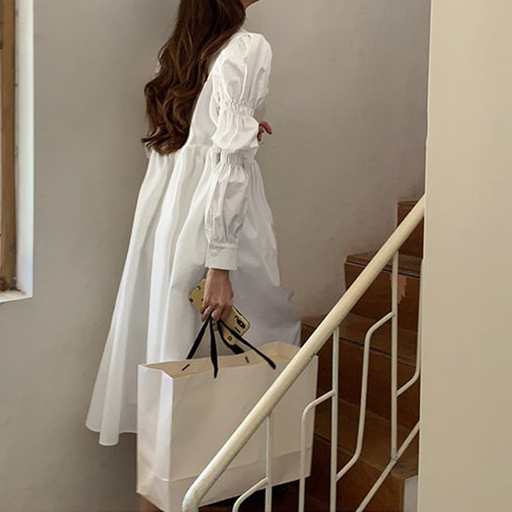 白コーデ 白シャツワンピース長袖フェミニンボリューム袖