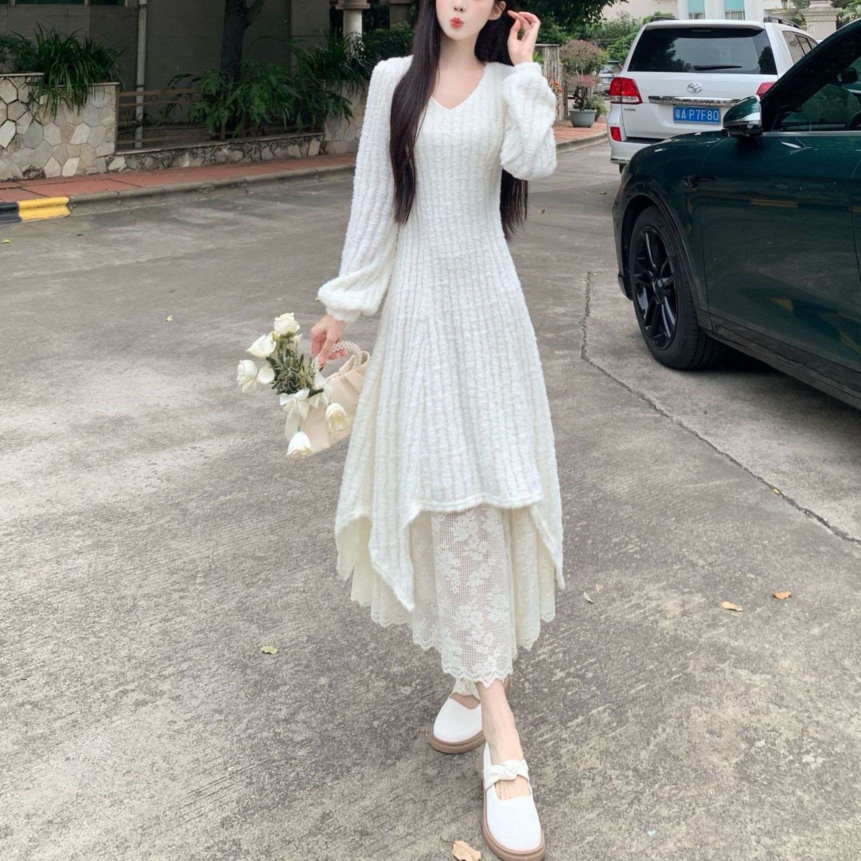 白ワンピース ふんわり袖レース重ねニットワンピース