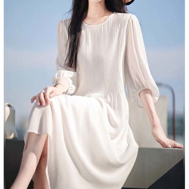 白ワンピース 優美なシルエット プリーツデザイン ミモレワンピース