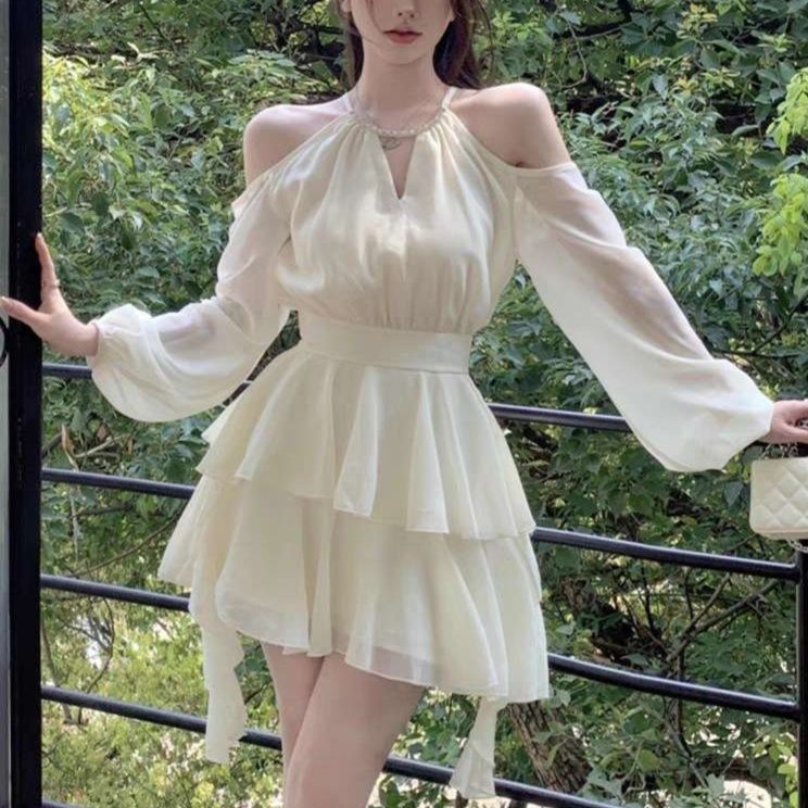 白ワンピース 胸元カットアウト フリルティアードワンピース