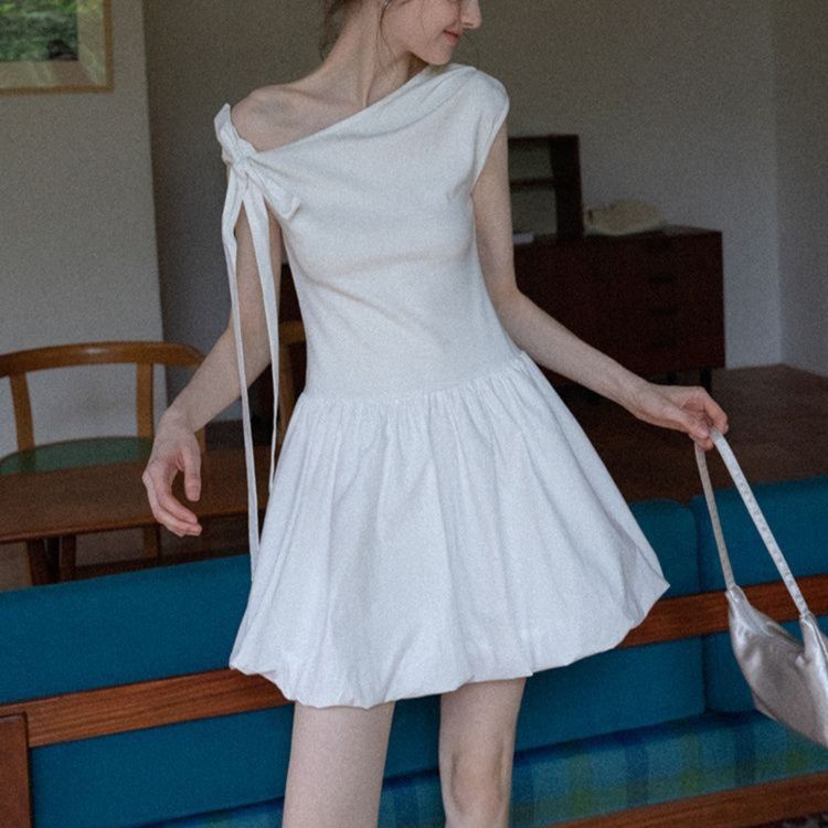 白ワンピース アシンメトリーリボン切替フレアミニワンピース