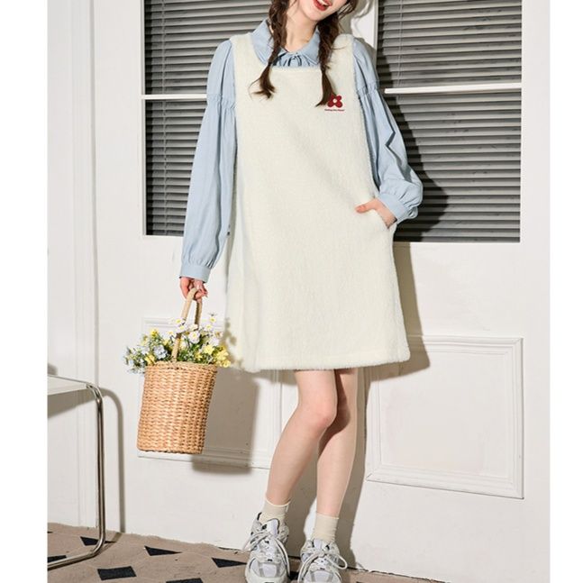 白ワンピース ふんわり優しい花刺繍のジャンパースカート